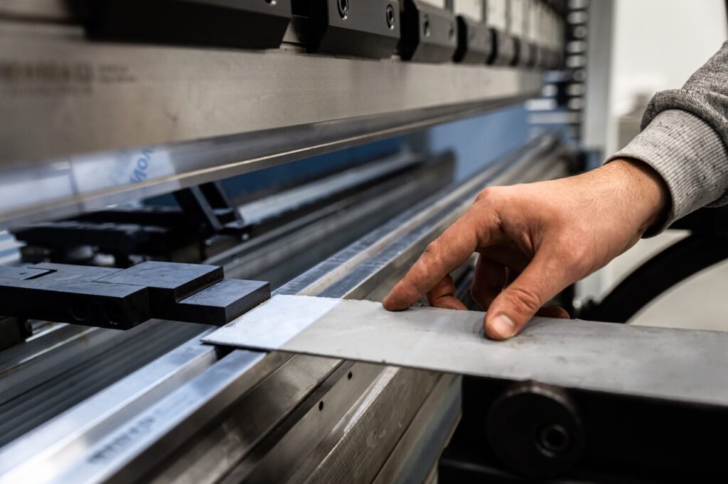 Jak działa prasa krawędziowa CNC?